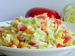 Салат из пекинской капусты, курицы, кукурузы и перца