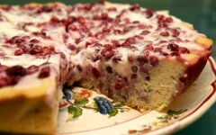 Брусничный пирог со сметанной заливкой в духовке