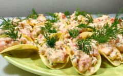 Закуска из авокадо с креветками на чипсах