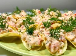 Закуска из авокадо с креветками на чипсах