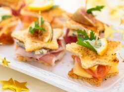 Новогодние канапе с сыром и лососем