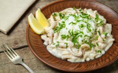 Жареные кальмары со сметанным соусом