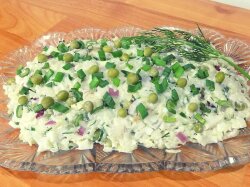 Рыбный салат с рисом, яйцом и зеленым горошком