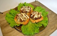 Запеченные бутерброды с консервированной сайрой