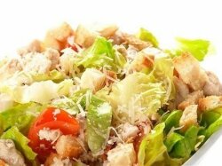 Классический салат «Цезарь» с курицей и сыром пармезан