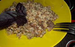 Гречка с тушенкой и зеленью на костре