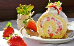 Бисквитный рулет с клубникой и сливками