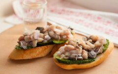 Брускетта с сельдью и огурцами
