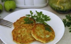 Кабачковые оладьи с творожным сыром и помидорами