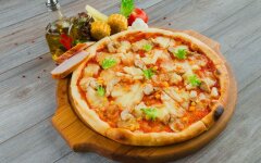 Гавайская пицца с курицей и ананасами в духовке