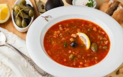 Солянка с баварскими колбасками в мультиварке