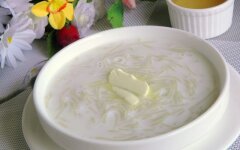 Молочный суп с вермишелью и маслом для ребенка