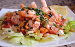 Салат из морепродуктов в соке лимона
