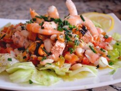 Салат из морепродуктов в соке лимона