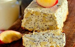 Диетическая творожная запеканка с маком и яблоками