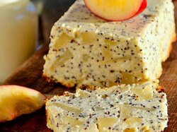 Диетическая творожная запеканка с маком и яблоками