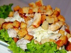 Салат с куриной грудкой, пекинской капустой и грибами