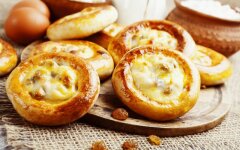 Дрожжевые ватрушки на молоке с творогом