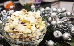 Салат с тунцом, пекинской капустой и горчично-сметанной заправкой