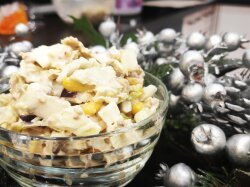 Салат с тунцом, пекинской капустой и горчично-сметанной заправкой