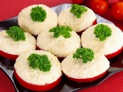 Помидоры с сырно-чесночной смесью