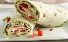 Рулеты из лаваша с помидорами и горбушей