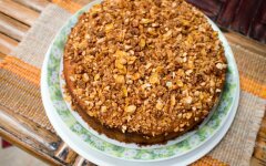 Торт из овсяных пряников с курагой и черносливом
