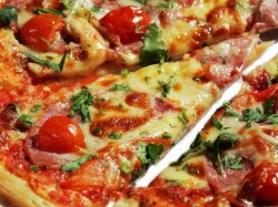 Пицца на тонком тесте с овощным соусом