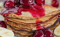 Бананово-овсяные блины без муки с вишневым соусом