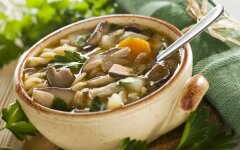 Картофельный суп с жареными шампиньонами