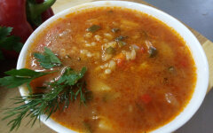 Рассольник с тушенкой, перловкой и помидорами