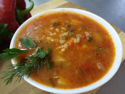 Рассольник с тушенкой, перловкой и помидорами