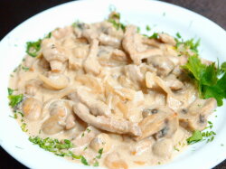 Фрикасе из курицы в сметанном соусе с цедрой лимона