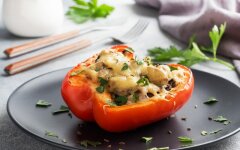 Фаршированный перец с орехами, грибами и помидорами