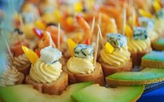Новогодние канапе с дыней и голубым сыром