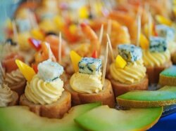 Новогодние канапе с дыней и голубым сыром