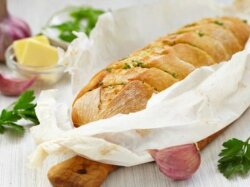 Фаршированный батон с сыром и чесноком в духовке