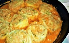 Тушеные рулетики из теста с картошкой и фаршем