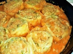 Тушеные рулетики из теста с картошкой и фаршем