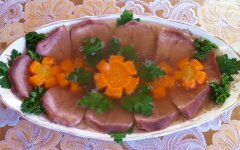 Заливной телячий язык с сельдереем