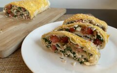 Рулет из лаваша с творогом, сыром и помидорами