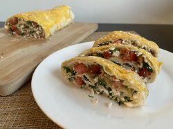 Рулет из лаваша с творогом, сыром и помидорами