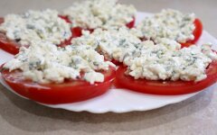 Помидоры с плавленым сырком, чесноком и майонезом