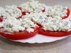 Помидоры с плавленым сырком, чесноком и майонезом