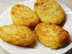Котлеты из картофеля с куриной начинкой