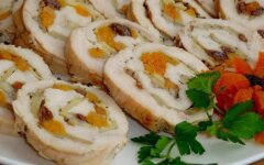 Куриный рулет с яблоком и сухофруктами
