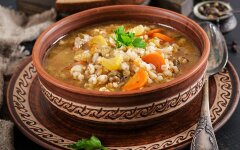 Суп с перловкой и картошкой на говяжьем бульоне