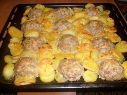 Мясные ежики с картофелем в духовке