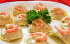 Закуска с креветками и сыром на чипсах
