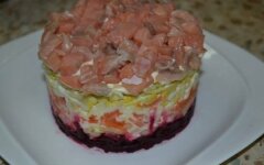 Шуба по-царски с лососем и яблоком